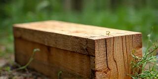 Biologisch afbreekbare kist van lokaal hout